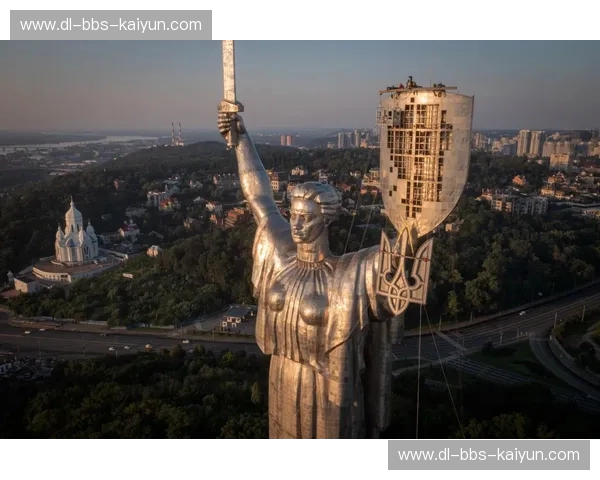 鹰与三叉戟的博弈：波兰与乌克兰，那场永不落幕的邻里恩仇录